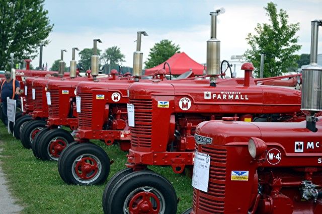  photo farmall_zpsc04a749b.jpg