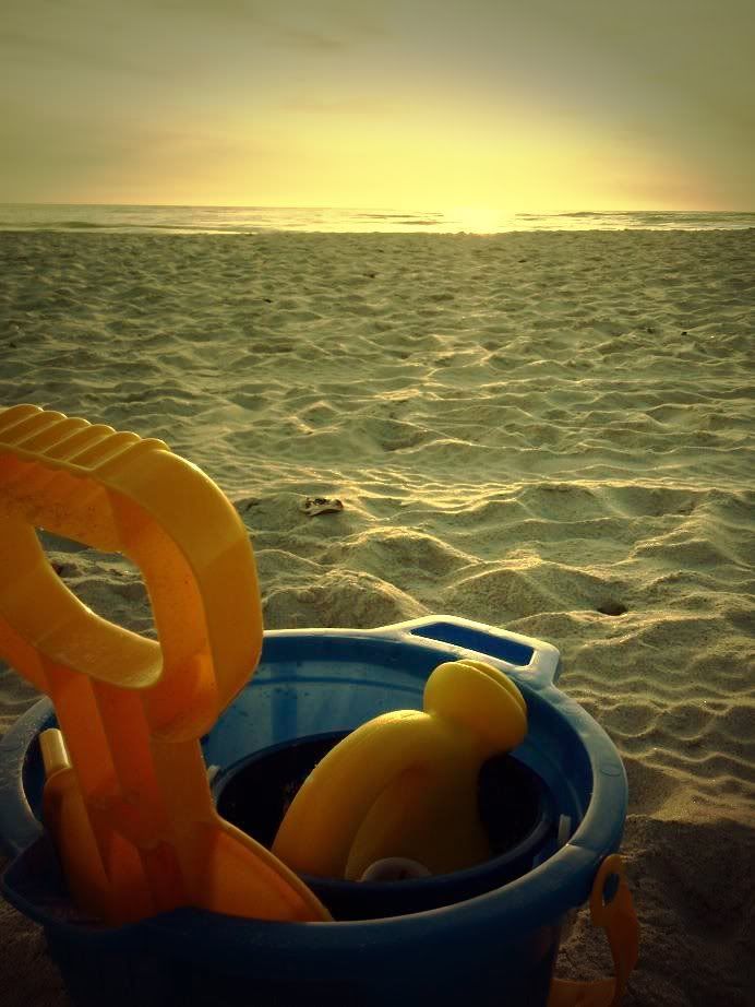 beachtoys.jpg beach toys image by bytEtheApple